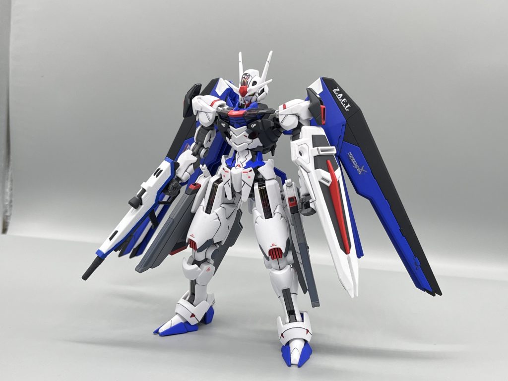 前面。カラーリングはフリーダムを基調としています。