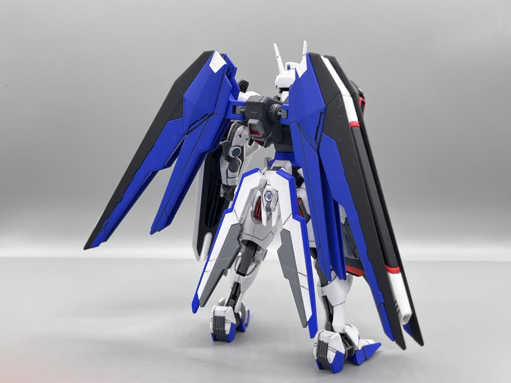 お背中。腰にはエアリアルのビットを1部装備しています。