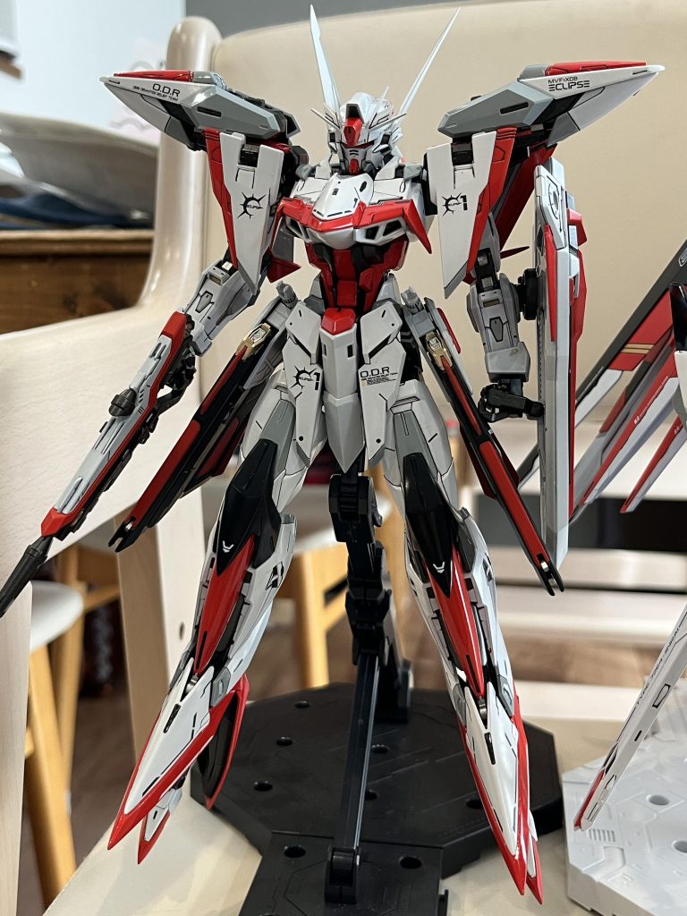 オリジナルは少し異質なガンダムって感じだったのが、ライフルとシールドを装着するだけでガンダム感がかなりプラスされた感じが出ますね