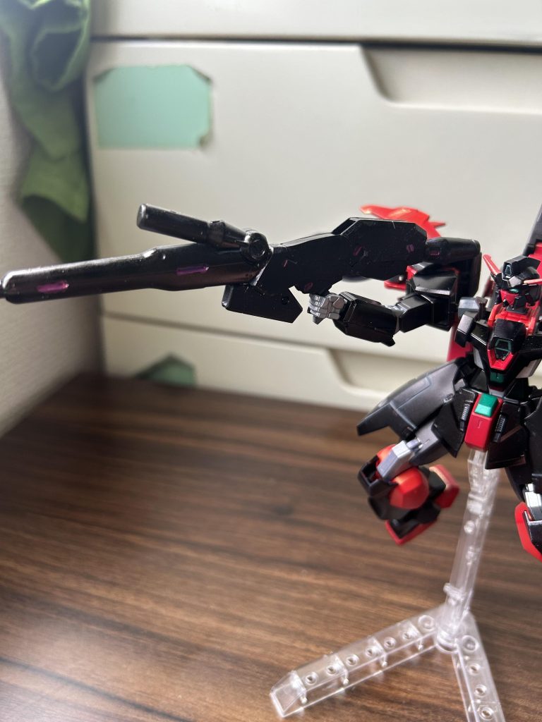 武装は水星の魔女に登場しました、ベギルペンデのビームライフルをガーベラテトラのビームマシンガンの先端と合わせてみました。妄想設定ではライフルモードとマシンガンモードにできる設定。さすがに武装はイジるのはまだ難しいっす( ;  ; )