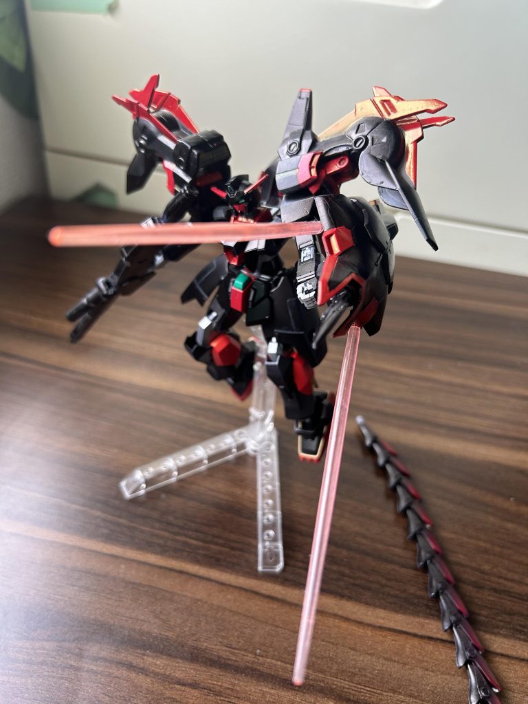 シールド部にビームサーベルを二つ装備、シールドから展開することで、スパイクのような使い方も可能。もっと凶悪な使い方をするなら、両腕をサーベルで貫き動けなくさせ、ヒートロッドで貫くみたいな使い方もできます、、、、え、ちょい怖いなその設定、、、w