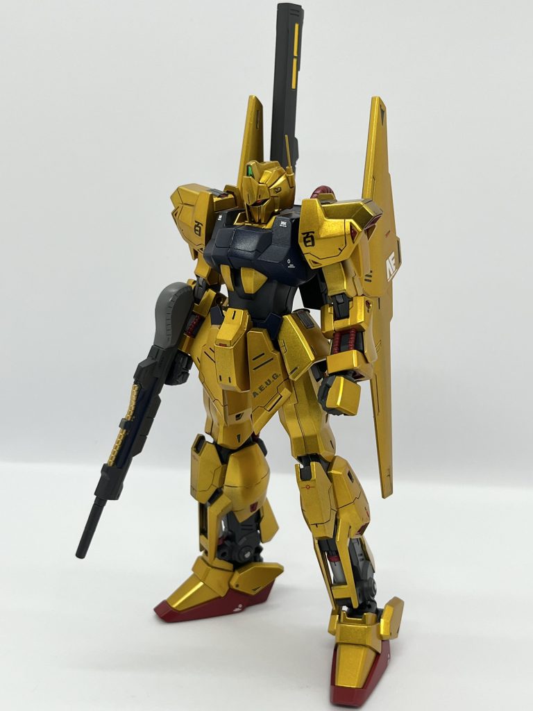 立ちショット。金色はサフ→ブラック→ガイアスターブライトゴールド→クリアーイエローのキャンディ塗装。重厚感のある金属表現で個人的にかなり気にいっています。