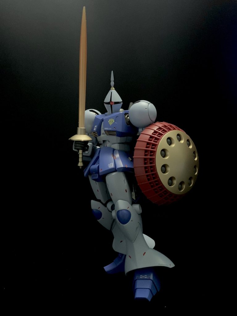 個人的にはサーベルは下向きの方が好きですが、垂直に立てる方が定番ですかね