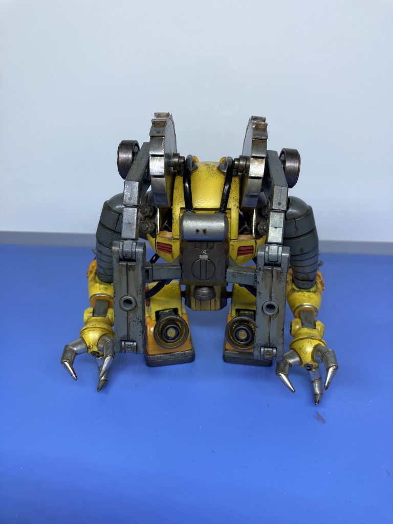 後ろから、ドリルの反対側には岩をどかす用のクローを装着してます。