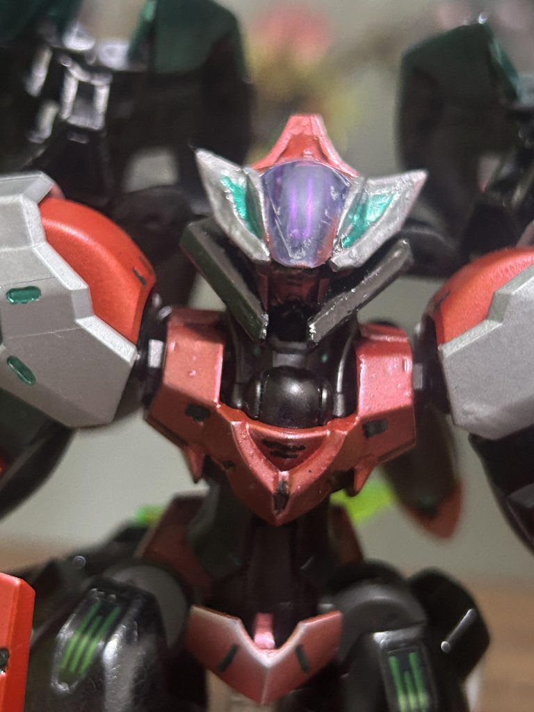 べギルペンデの顔をガンダムぽい頭にしてみようかな?って思い、他のガンダムの頭部及びべギルペンデの頭部を切り刻み、接着して、顔の横にルブリスソーンの足のパーツを切り、接着しました。べギルペンデの特徴的な頭部もちゃんと付けさせてもらいました。べギルペンデの後継機扱いなのに面影なかったら意味ないですもんねw自分的には顔が若干隠れてるのがなかなかポイント高い気がしますね。 今回このガンプラを作ろうかな?って思ったのが、べギルペンデのノンキネティックシールドをみてなんか騎士ぽい盾やなぁーって思い水星感は残しつつなんか作れないかな?ってクソ安易な気持ちで作ってみましたけど、どうでした?ちなみに作ってて思ってたんですけど、自分そういや水星の魔女ちゃんと全部見てなかったの思い出したんで、今しばらく仕事休みだから、ちゃんと一から見てみようと思います。