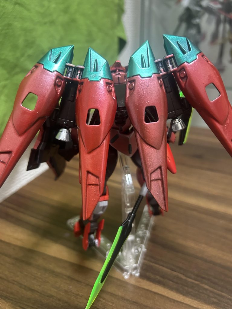 背中にウイングバインダーを装備バーニアも2つ装備したことにより、より高速で敵機に接近することも可能