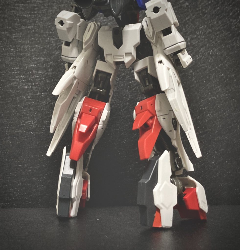 主に下半身の機動力向上が図られた。腰部には可動式スラスターユニットを装備し、脚部にもスラスターを増設。