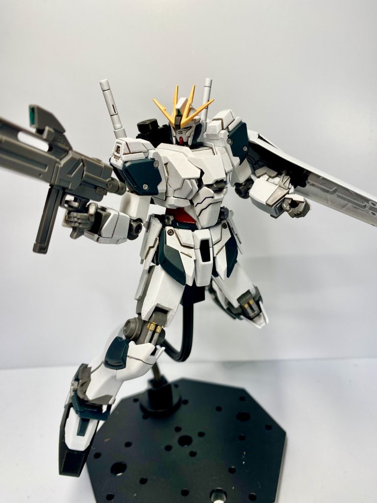 コックピット周りをジャンク品で塞ぎました。二の腕、脚にEGのパーツを使用。