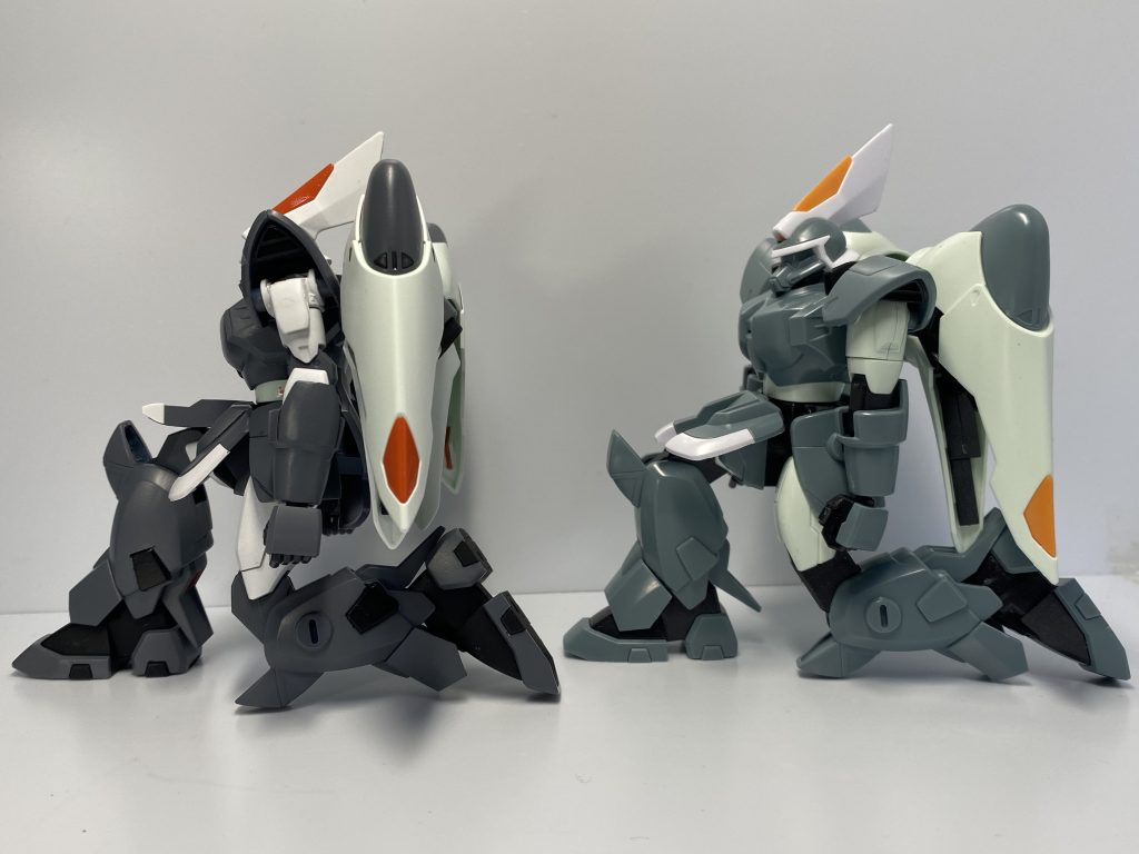 膝達をさせると右の無改造の物は、少し膝が浮いてしまいます。