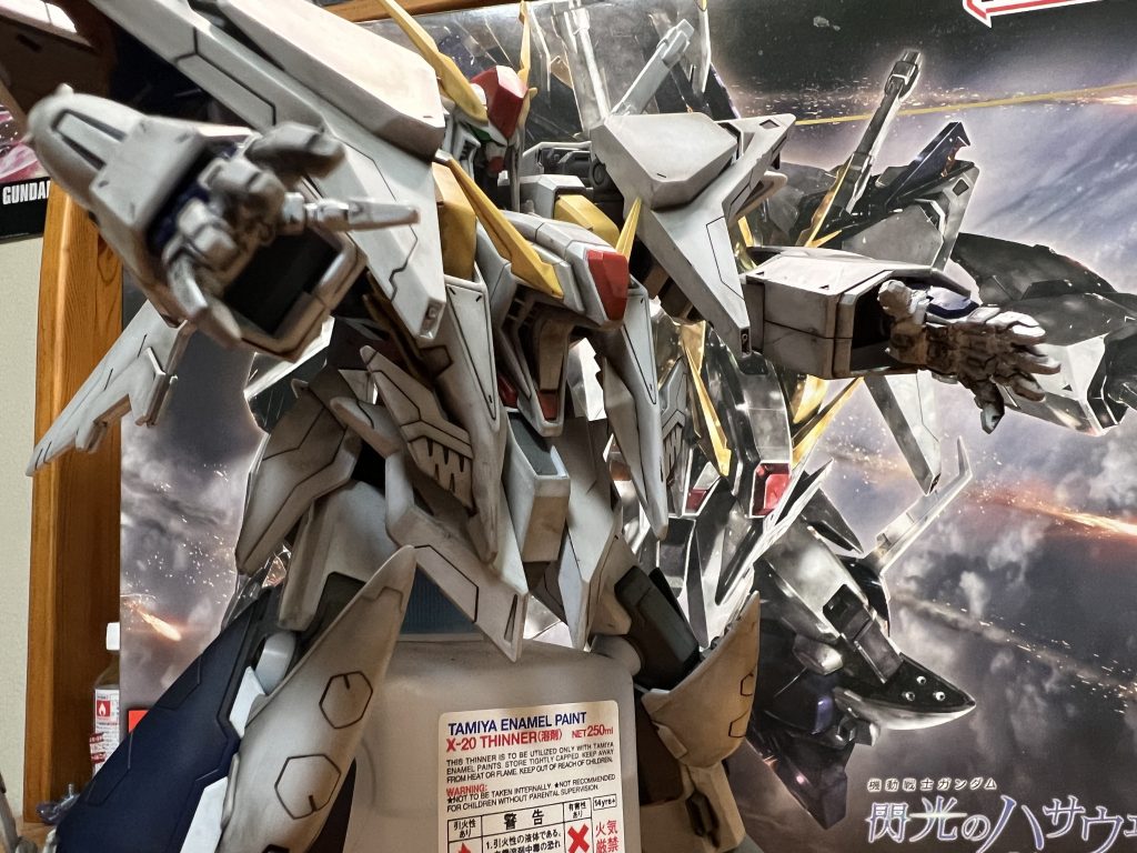 台座を持ってないためエナメル溶剤に座らせてポージングさせました。