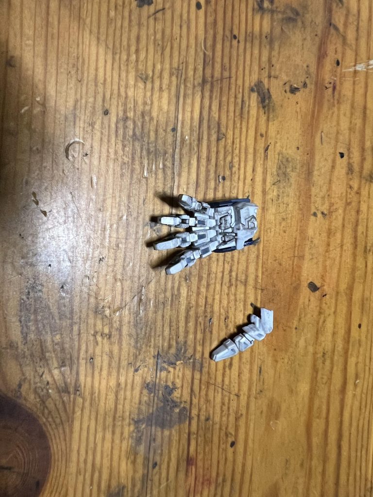 塗装中にパーツが割れてしまいました。