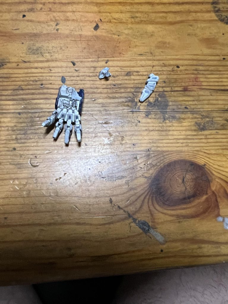 接着しようとしたらさらに割れてしまいました。