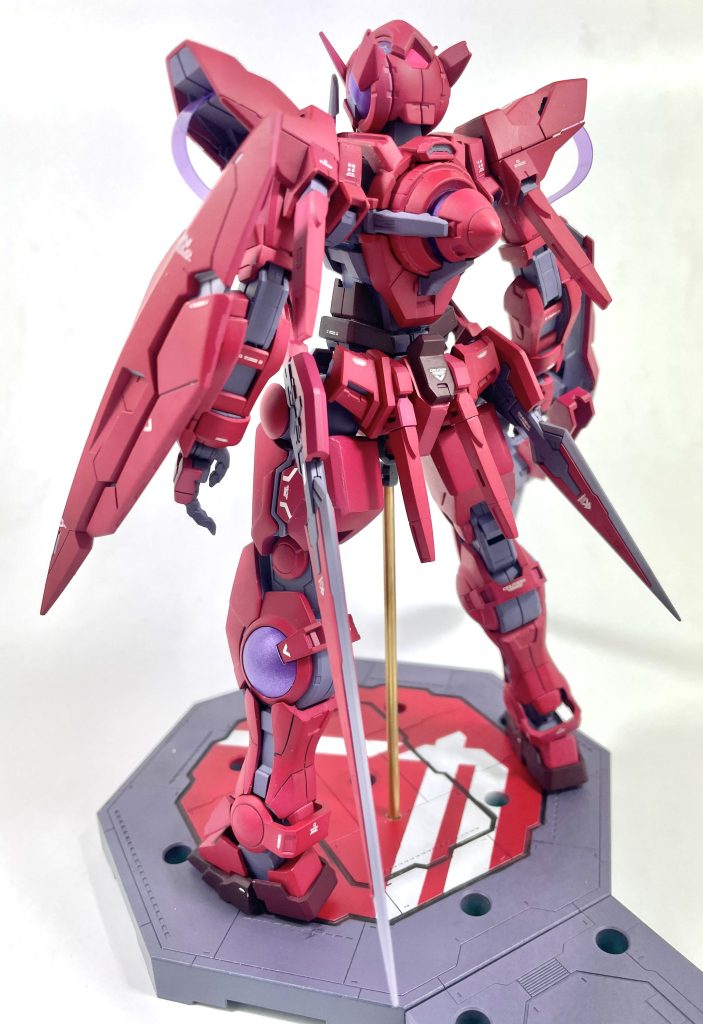 大きな変更点として・頭部カメラアイの作り直し(ラピーテープだったのを蛍光色に塗装)・脚部のスリッパ部分をHGエクシアの物を使用し小さく・公式の立ち絵やEPISODE ASTRAEAIIの映像などを参考に調色して塗装し直しました