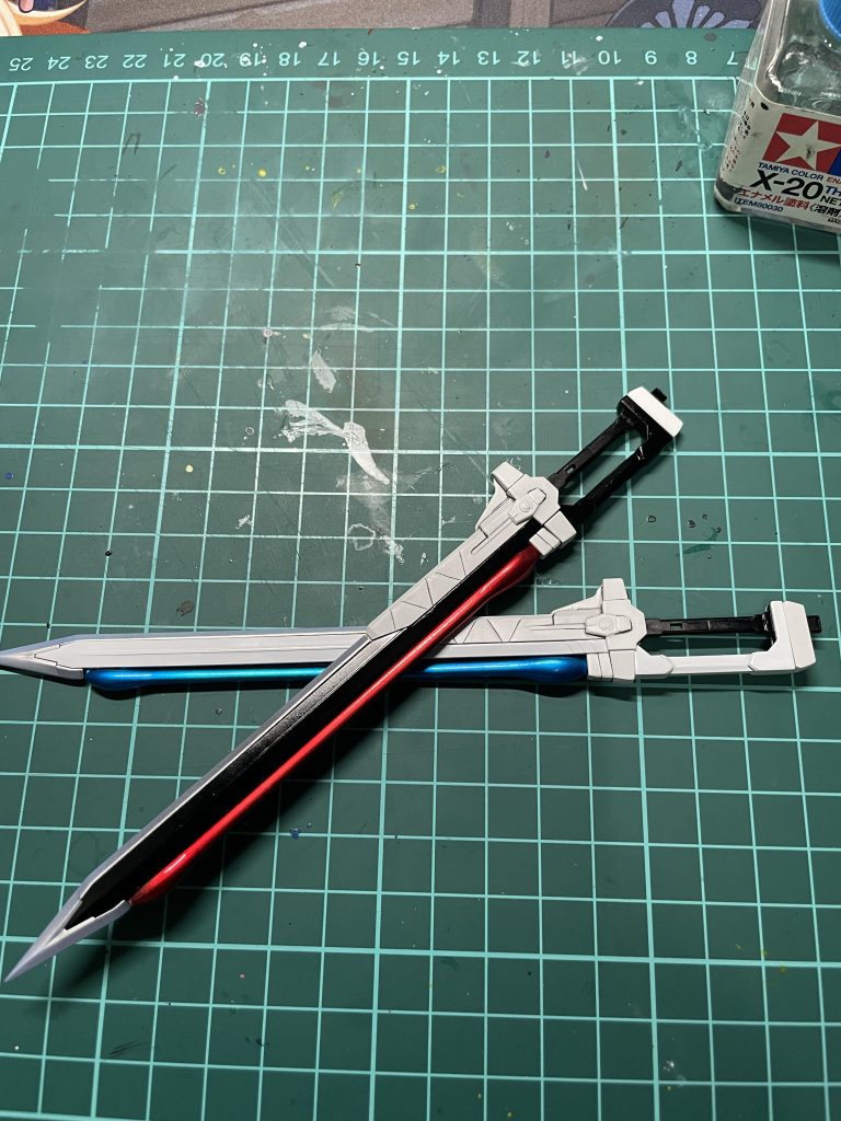 対艦刀のエクスカリバーも白上仕様と黒上仕様で対になるように仕上げてます。