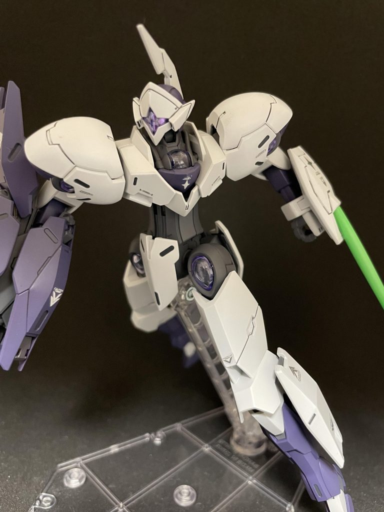 デザイン嫌いではないんですけどね、ファラクトとかダリルバルデと比べるとなんか物足りなさが否めない。オプションパーツ追加するとグッといい感じになると思うのですが、買えません…