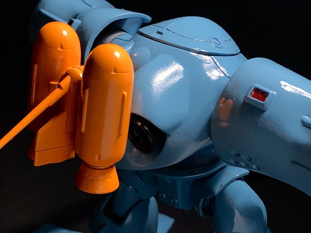 テカテカ塗装でオレンジ色が映り込んでます