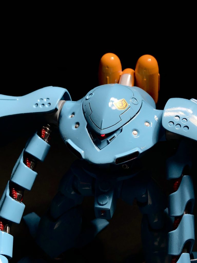 モノアイは赤色LEDを搭載しました。スジボリもやってますが曲線は難しいです。