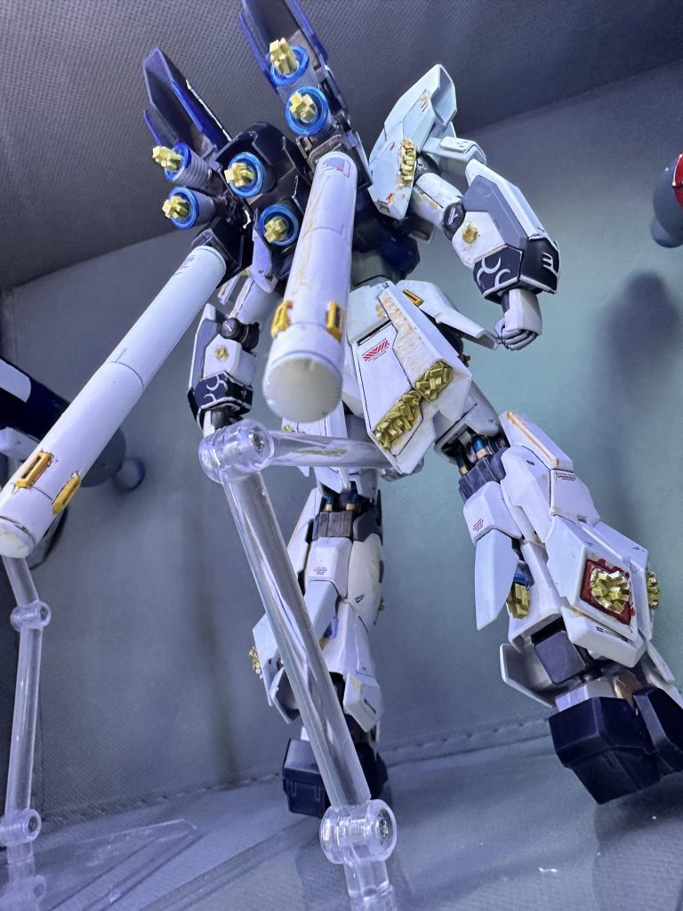 露出したサイコフレームは、プラ棒を切り貼りして自作しました。