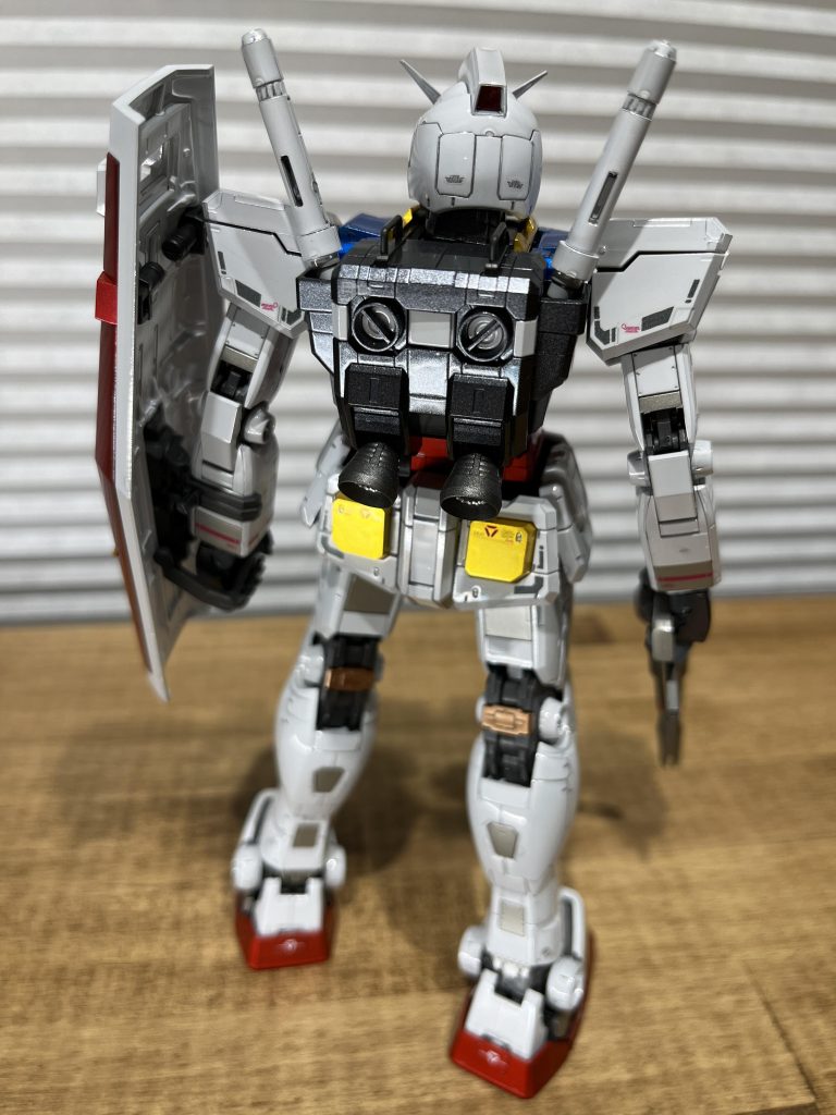 チタニウムフィニッシュはシルバーメッキの上にホワイトを吹いた感じで艶感が凄く、とても綺麗です。