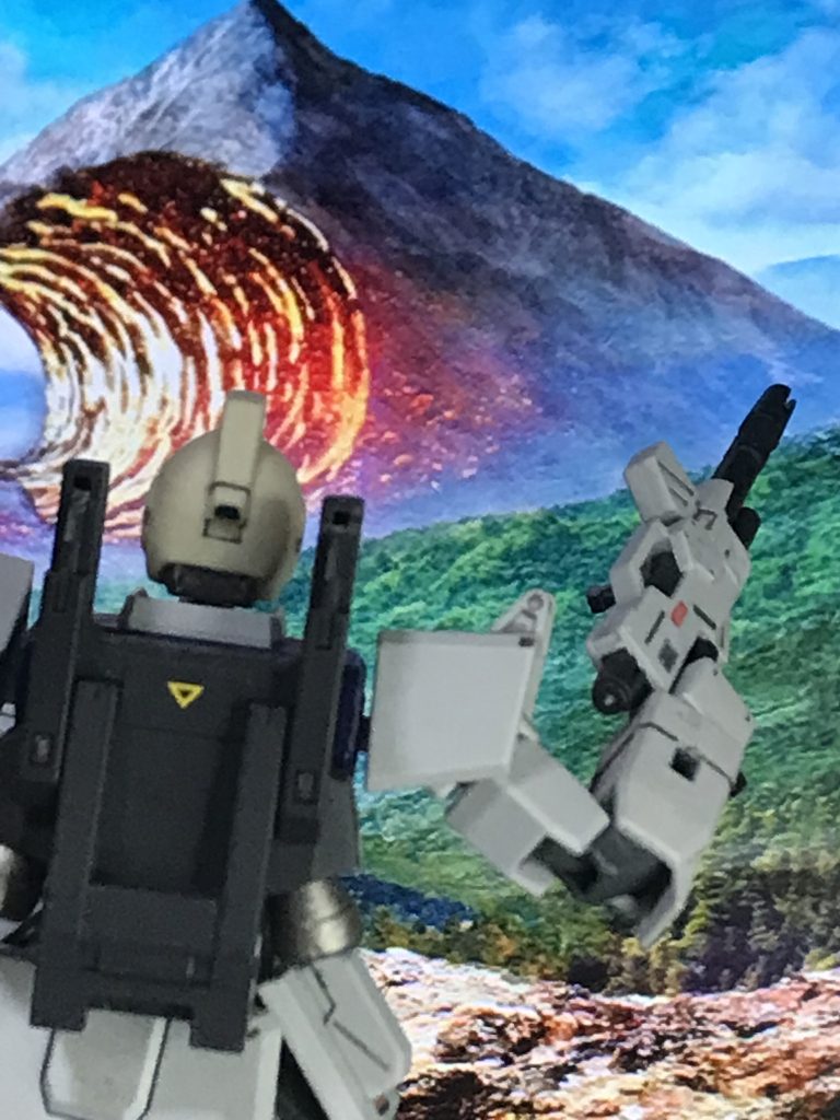 山をぶち抜かれ、呆然と立ち尽くすカレン機。