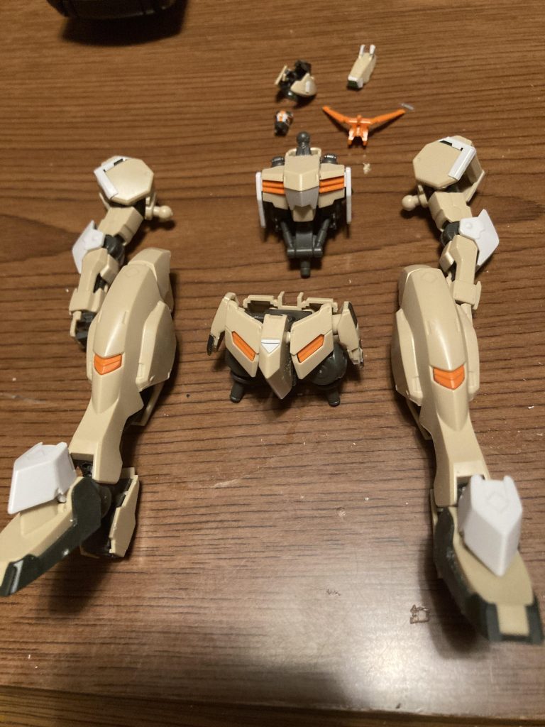 折れたアンテナを直して欲しいと、素組状態で預かりました。