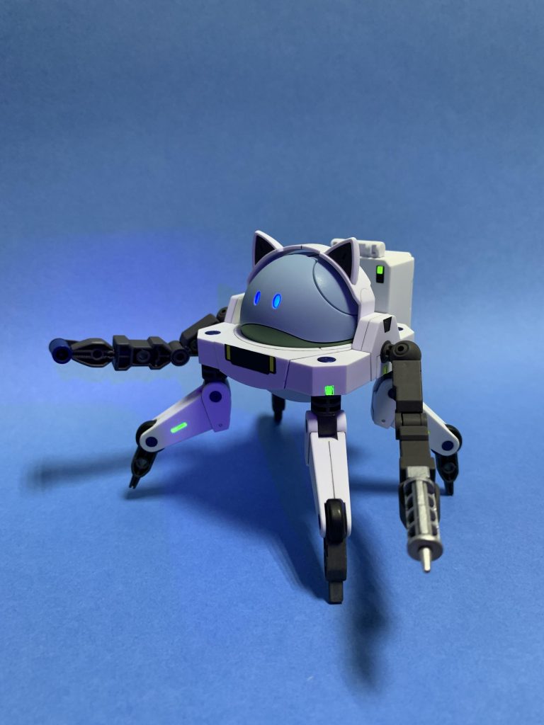 目とセンサーは蛍光色で塗装してるのでブラックライトで発光。