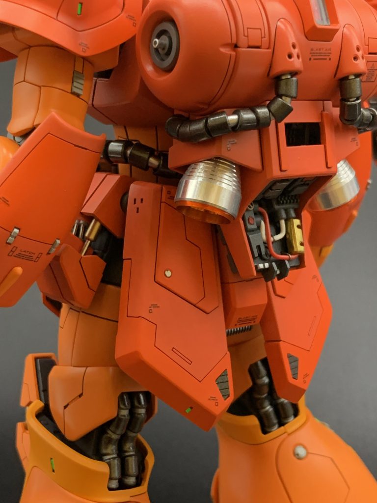 背部バーニアは中央部は撤去しメカっぽさが際立つようにしています。