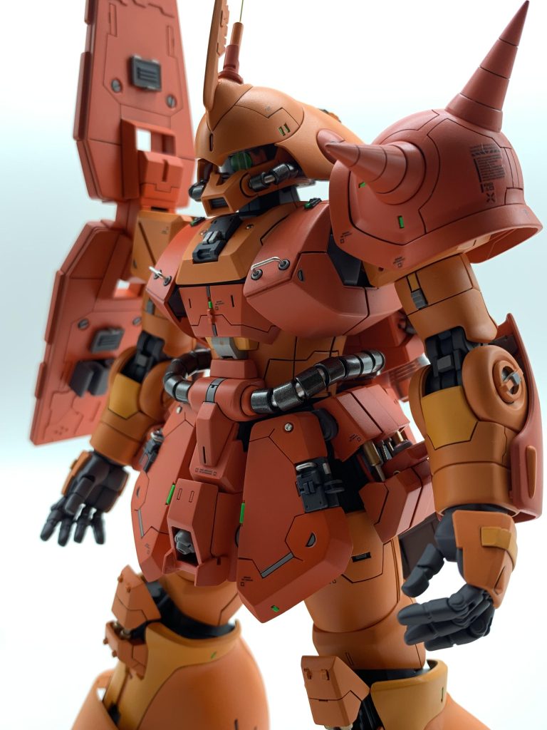 腰部サイドアーマー、脛アーマーは切断し内部にシリンダーを仕込んでいます。特に力が入ったパーツでした。