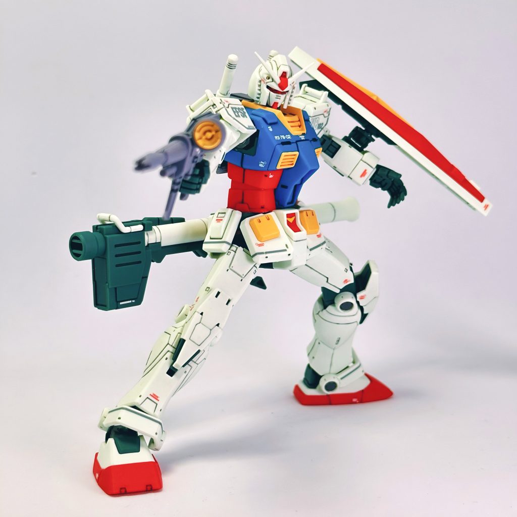 オリジンガンダムのカラー違いキットのようですが、やはり原作アニメに近い色合いが良いですね！これまでファーストのガンプラはほとんど作っていませんでしたが、シンプルなカッコ良さがあり、楽しめました☺️