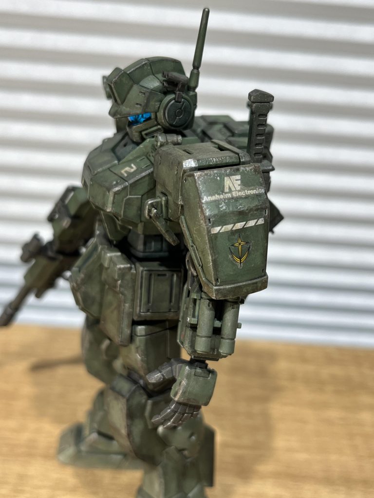 デカールも適当。そもそもアナハイム製なのか？