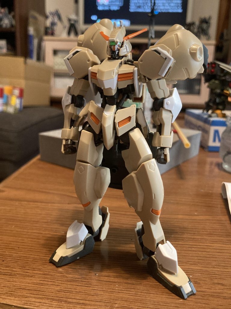 関節はグラグラで自立もままならず。付属シールの色分けではなんだかもったいないと思い、組み直し塗装する事にしました。