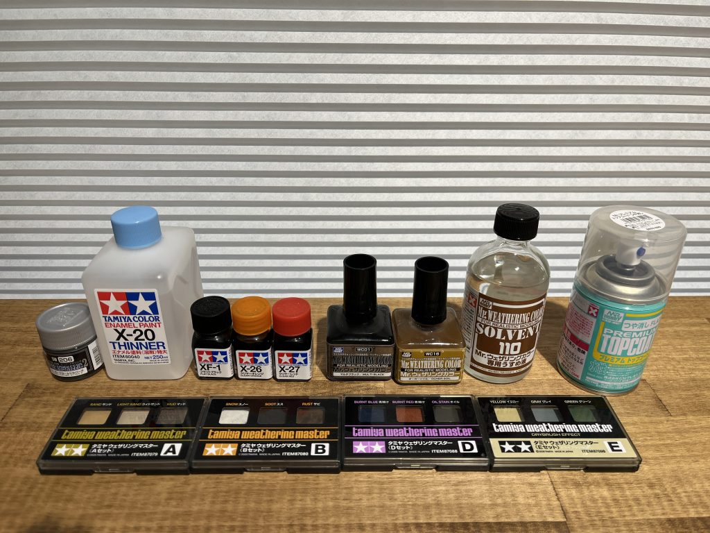いつも何を使って何をしたのか忘れるので覚えとして。最初にHGサイズでも粒子が目立ちにくいクロームメッキシルバー2をドライブラシでハゲチョロ。Mrウェザリングカラーブラックを薄めて軽くウォッシング。何かねちゃ付くが。。エナメルクリアレッド、クリアオレンジ、ブラック混色でチッピングと汚れ感を筆塗装。いつも通りのやり過ぎ感。Mrウェザリングカラーオーカーソイルで全体に砂埃感を筆置き。ちょっと全体が明るくなり馴染む。タミヤウェザリングマスターで土やら埃、すす、シャドウ、ハイライト、焼けとかを表現。グラデーション塗装風に見えてくる。なかなか使える。最後に艶消しトップコート。なぜかバックパックだけ点々と白化したのでウェザリングマスターでガッツリごまかす。。結果、やり過ぎたが嫌いでは無い。