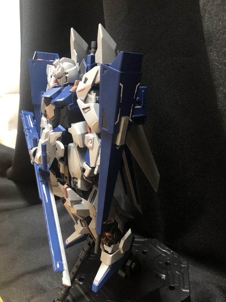 主な武装ロングブレードライフル、ムーバブルシールドバインダー内蔵ビームキャノン×2、背部ビームキャノン、3連装ミサイル×2、実体剣×2、ビームサーベル×2、頭部バルカン