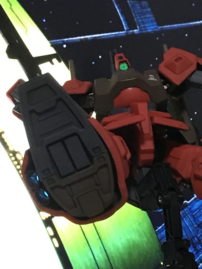 サイド7 1バンチ グリーンノア1にてガンダムMkⅡの強奪時、偵察の為クワトロバジーナが単独で潜入するシーン。