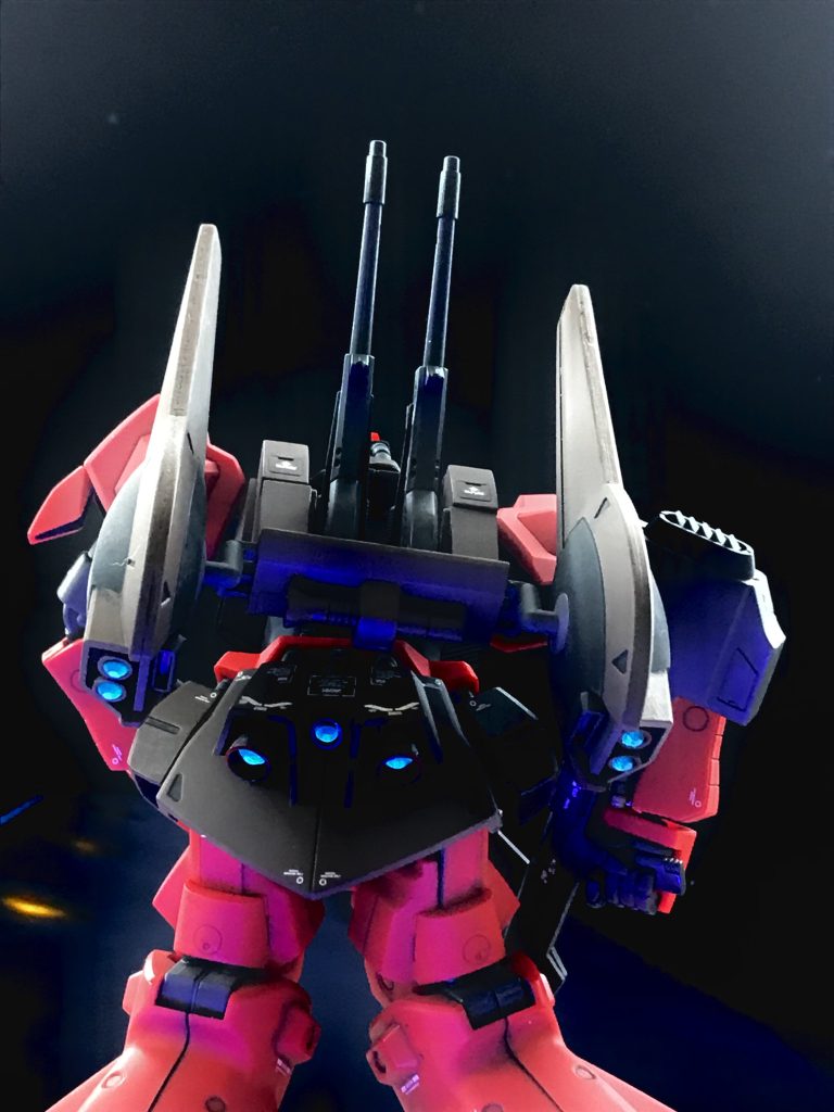 カタパルト背面 クワトロ仕様はリヤバインダーと脚部サイドスラスターの形状が一般機と異なるので再現しています。MGリックディアスを参考にしました。