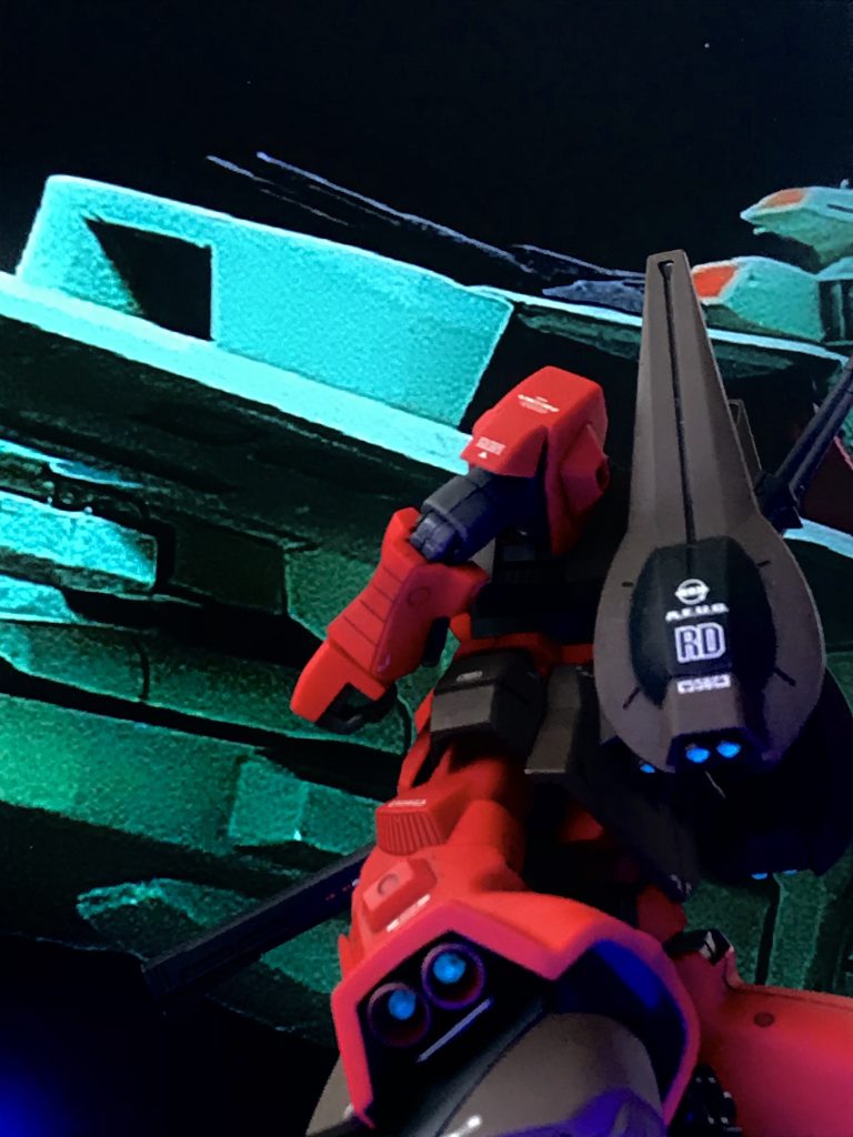 ラーディッシュを見上げ...。脚部スラスターは長方形のものではなく、丸型2基装備し姿勢制御の向上を図っている。