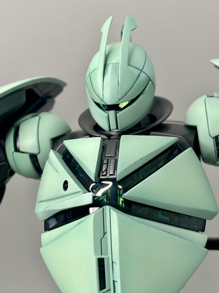 ツインアイはキットのホイールシールを台紙にして、ハイキューパーツの偏光シール・レッドとグリーンを切り出し重ね貼りしています。角度により光を拾い、色味の表情が変わります。