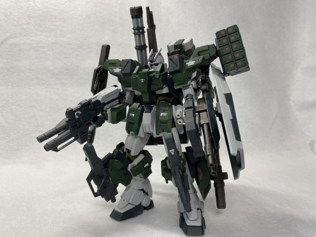 追加装甲に使われているパーツは下記の通りとなってます。肩部:HGバスターガンダム胴体,リアスカート,HGケルディムガンダムサーガ脚部,バックパック:HGパワードジムカーディガンその他各追加部分:30MM追加している装甲部分は全て本体作成時に予めネオジウム磁石を仕込んでいるのでそれによって装着できるようにしております！