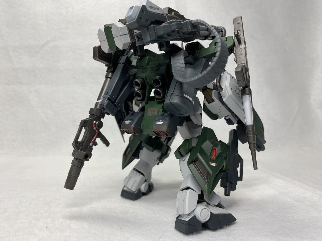 ヘビーアーマー時追加武装は下記のパーツを使用複合キャノンユニット:パワードジムカーディガンと昔のガンプラ購入特典のガトリング大型ミサイルコンテナ:HGメイレスビャクチリアスカート搭載サイドミサイル:ケルディムガンダムサーガ肩部八連ミサイル:30MM それ以外に手持ちできる武装は全て前回ご紹介した武装が装備できるにしています。