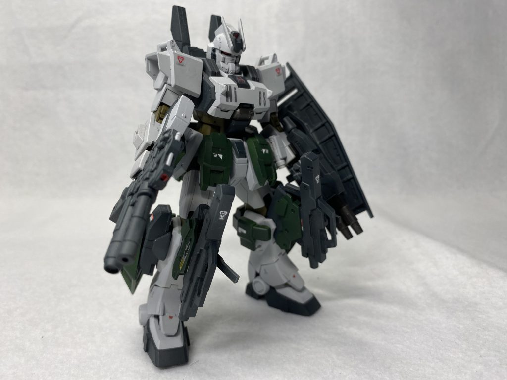 またフルアーマーの追加装甲を脚部部分のみ採用したハーフアーマー仕様もありこちらは主に追加スラスターなどがついているので純粋に機動力を上げる目的で運用される。