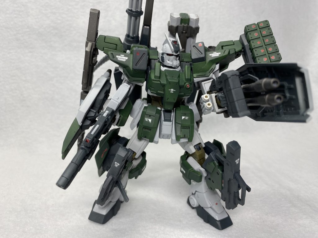 カラーリングに関してはHiEz-8が全体に暗めの色を採用していてミリタリー感のある色合いになっていたのでアーマーもそれに合わせる形でミリタリー感のある深緑系で塗装しています。また両腕に形状の違うシールドをつけたり、バックパックの武装構成などはフルアーマースレイヴレイスを参考にしています。