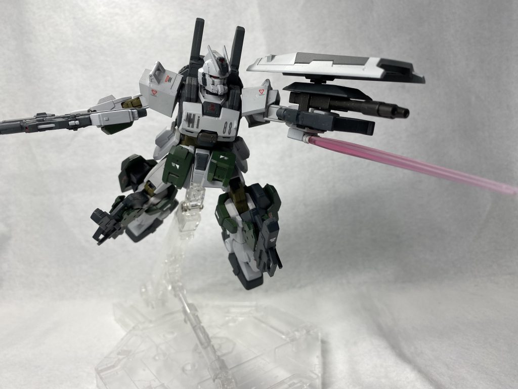 ヘビーアーマー、ハーフアーマー両方とも元の機体で付けていたサーベルボックス部分にも追加装甲がある為アーマー追加時は左腕部の内側に移動させている。