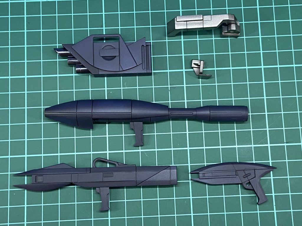 オプションの銃器類。カラーはガイアのダークブルーイッシュパープルでシンプルに仕上げました。