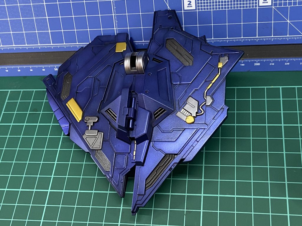 ドッキングすると大部分隠れてしまうキャラパス裏側。金はスターブライトゴールド。グレー部分はフレームメタリック1で、細いコード状ディテールはエナメルのチタンシルバー筆塗りで色分けしています。