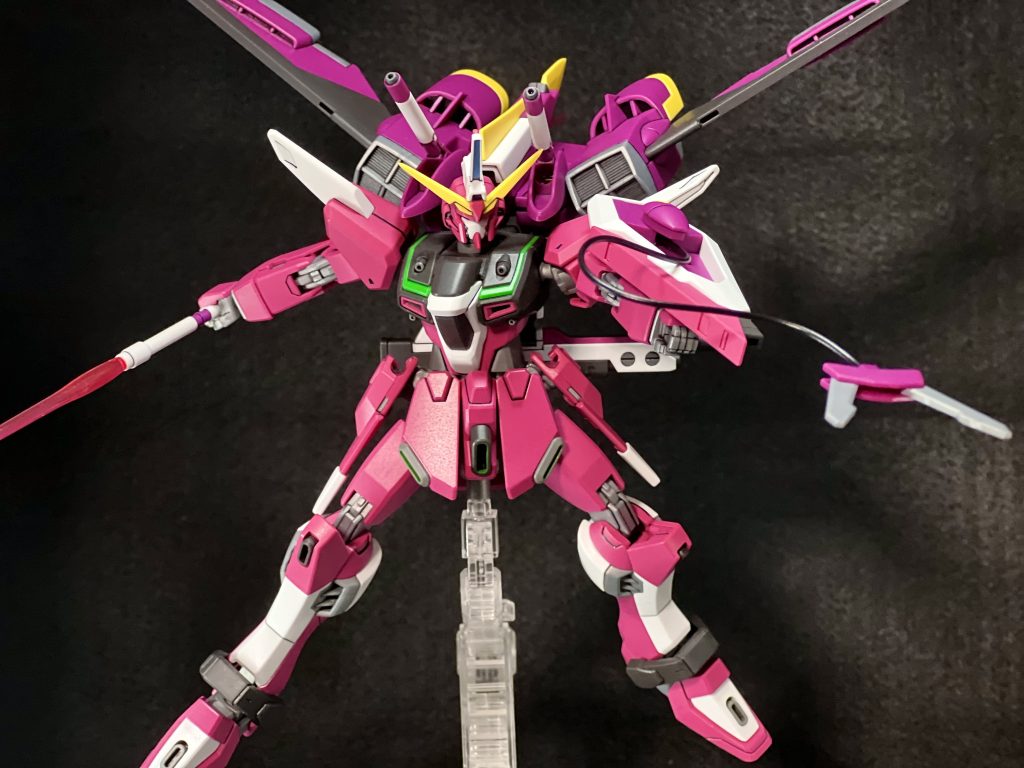 間接稼働も優秀すぎるのでアクションポーズは惚れ惚れしますね〜♪♪この斬撃ビームエフェクトの多さよ〜👀✨ここまであるんならファトゥム突貫時のビームエフェクトも付けて欲しかったんですけど😂