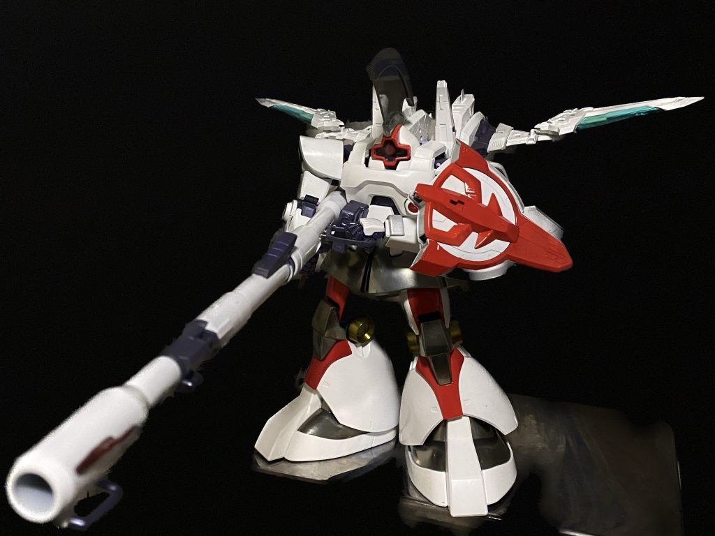 付属のバズーカ2丁を無理やり繋いで長々物化トサカをプラ板張り合わせで自作してあとは市販のカスタマイズパーツを見繕っただけの簡単改造