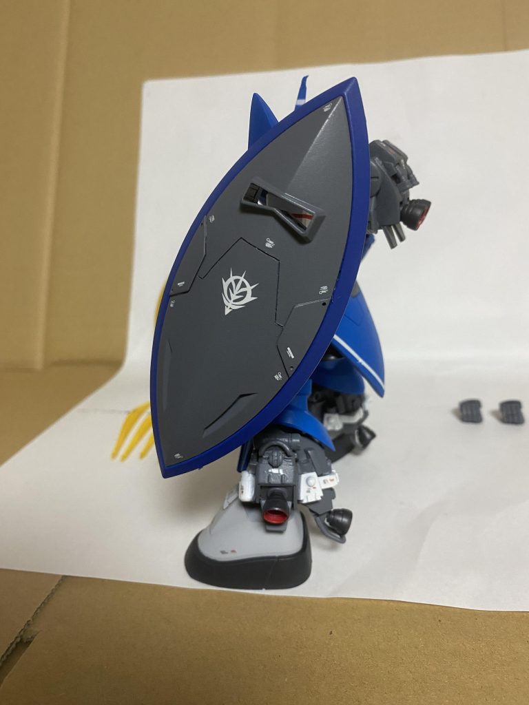 シールドも少しディテールアップ。裏面は部分塗装。