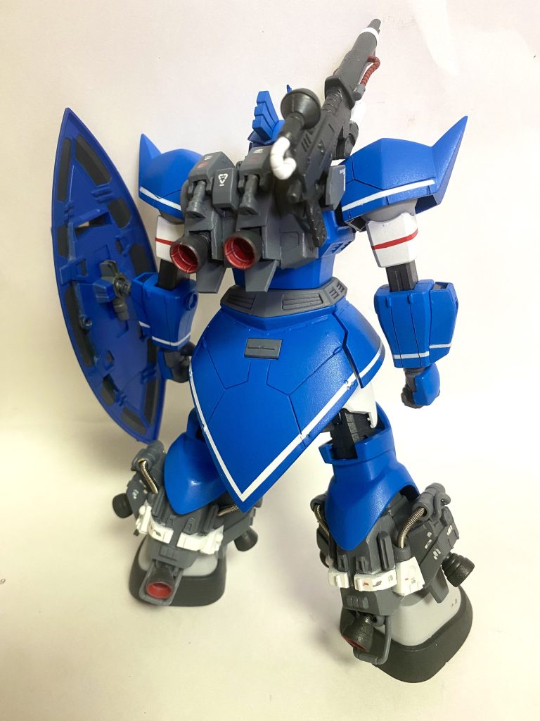 ビームライフルはバックパックにマウント可能。