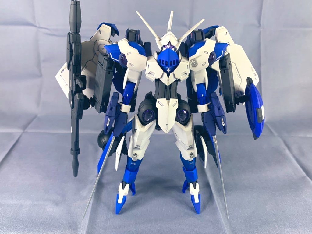 元々西洋甲冑に似ているので、さらに西洋甲冑に似た「トールギス」から肩の武装取り付けの着想を得ました。また、ミカエリスの前のベギルペンデに実装されていた脚部クローをあえて復活させ、格闘能力の向上を図りました。