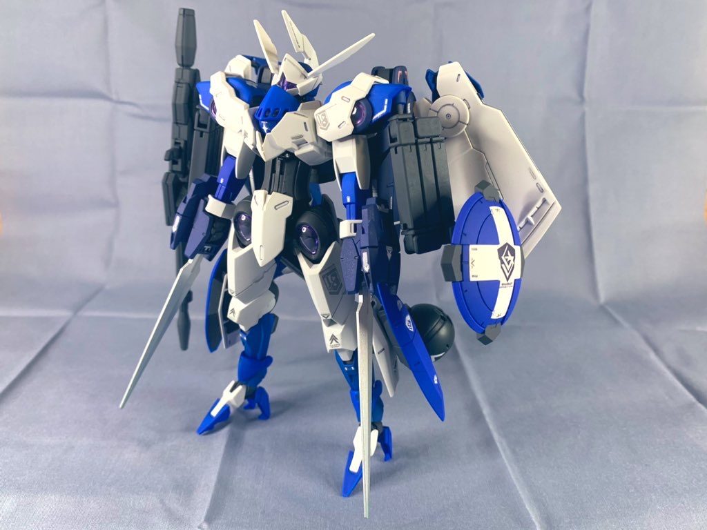 前述の通り西洋甲冑やトールギスをイメージしているため、当初この作品に課した「グラスレー社オンリー縛りルール」をやめて、ジークルーネのラウンドシールドを使用しました笑（自らに課したルールを簡単に破る意志の弱い男ですはい…笑）